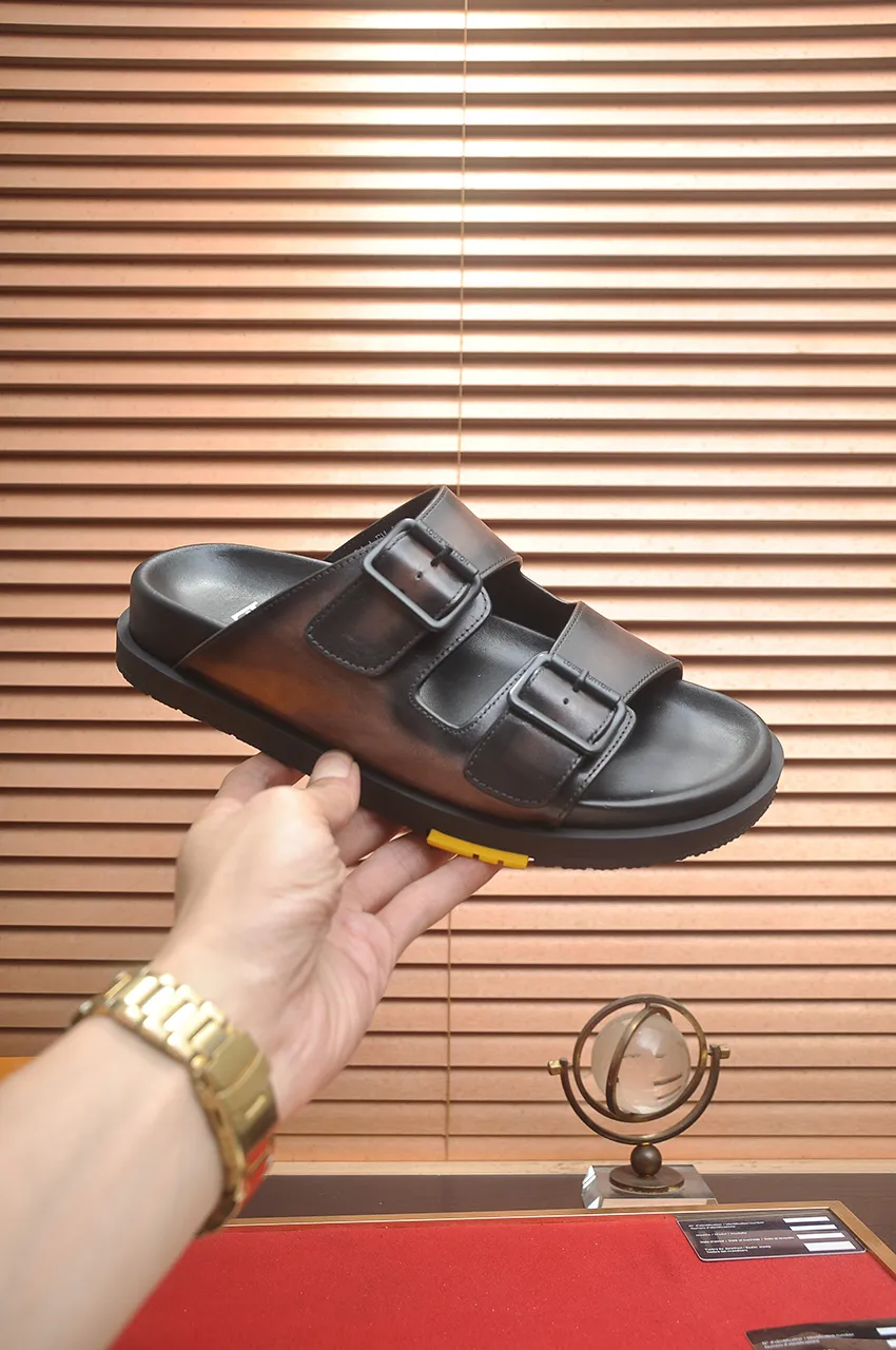 Men's shoes 💰400💶 [Louis Vuitton LV slippers] (high-end cowhide) counter 1:1 fashion style, a must-have for summer! The designer used LV’s iconic outsole. The original simple slippers instantly become fashionable! The upper is made of flexible special cowhide leather straps alternately, and the workmanship is exquisite! A must-have for stylish men in summer, size 38-45 (45 customized)